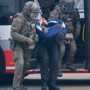 Spezialkräfte führen bei der Übung den Täter ab.