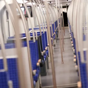 Sitzbänke in einer Hamburger S-Bahn