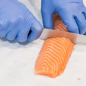 Ein Stück Lachs wird geschnitten