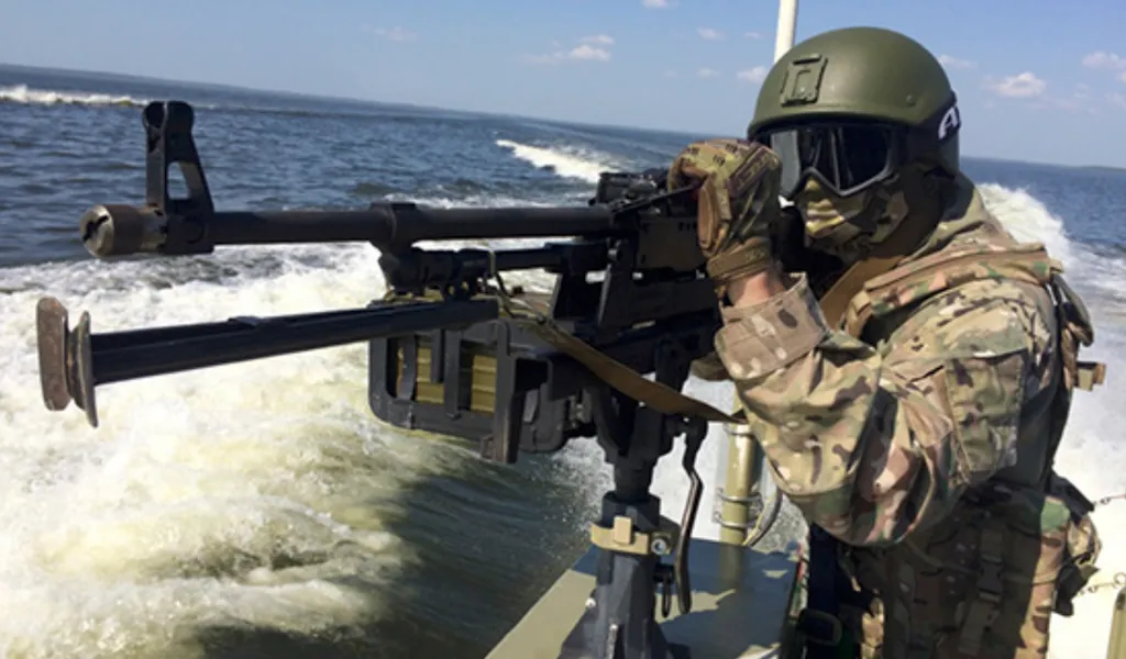 Ein vom russischen Verteidigungsministerium zur Verfügung gestelltes Videostandbild zeigt einen russischen Soldaten bei einer Militärübung der Baltischen Flotte.