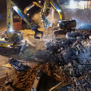 Nächtliche Baustelle mit drei Baggern