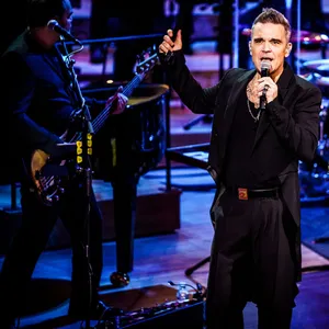 Ob 1997 oder 2022: Mit Hits wie „Angels“ bringt Robbie Williams in der Elphi die Herzen all seiner Fans zum Schmelzen.