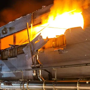 Im Norden: Halle steht in Flammen – schwierige Löscharbeiten durch starke Winde