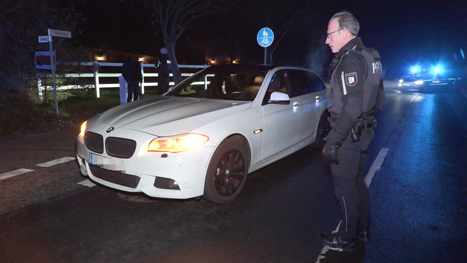 Ein Polizeibeamter steht vor dem BMW, mit dem ein Teenie am Sonntagabend bis nach Bevern gerast ist.