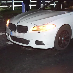 Ein Polizeibeamter steht vor dem BMW, mit dem ein Teenie am Sonntagabend bis nach Bevern gerast ist.