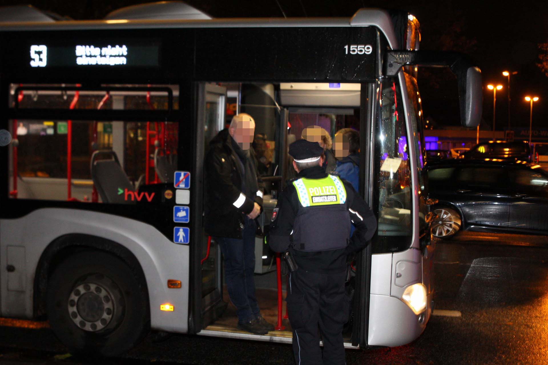 Fahrgast stellt Taschendieb in Linienbus – acht Verletzte