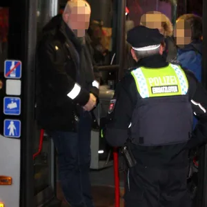 Fahrgast stellt Taschendieb in Linienbus – acht Verletzte