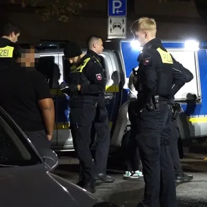 Oldenburg: Polizisten stellen Personalien fest.