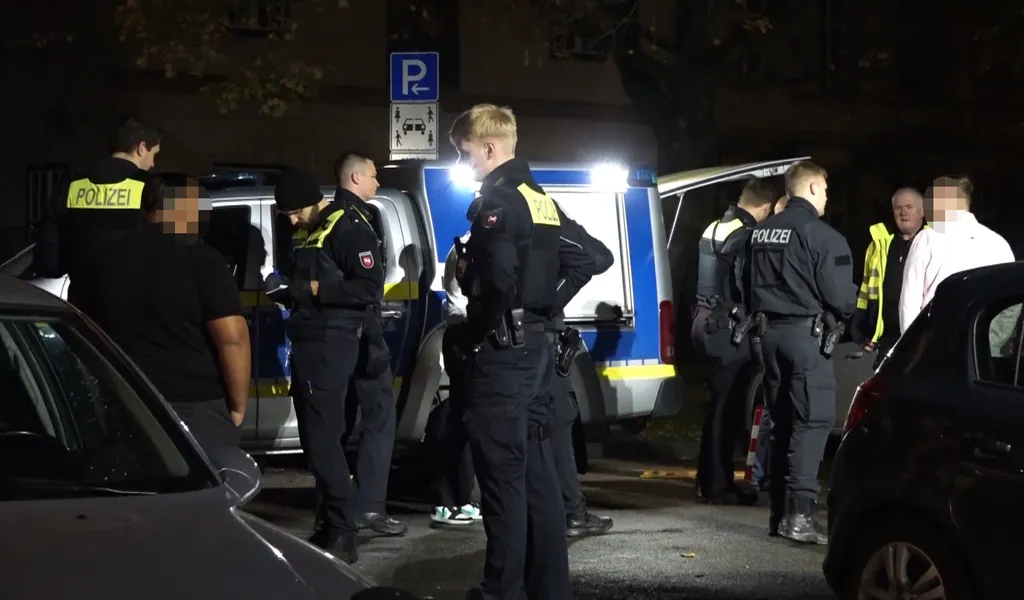 Oldenburg: Polizisten stellen Personalien fest.