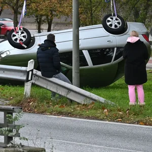 Der Opel wird wieder aufgerichtet.
