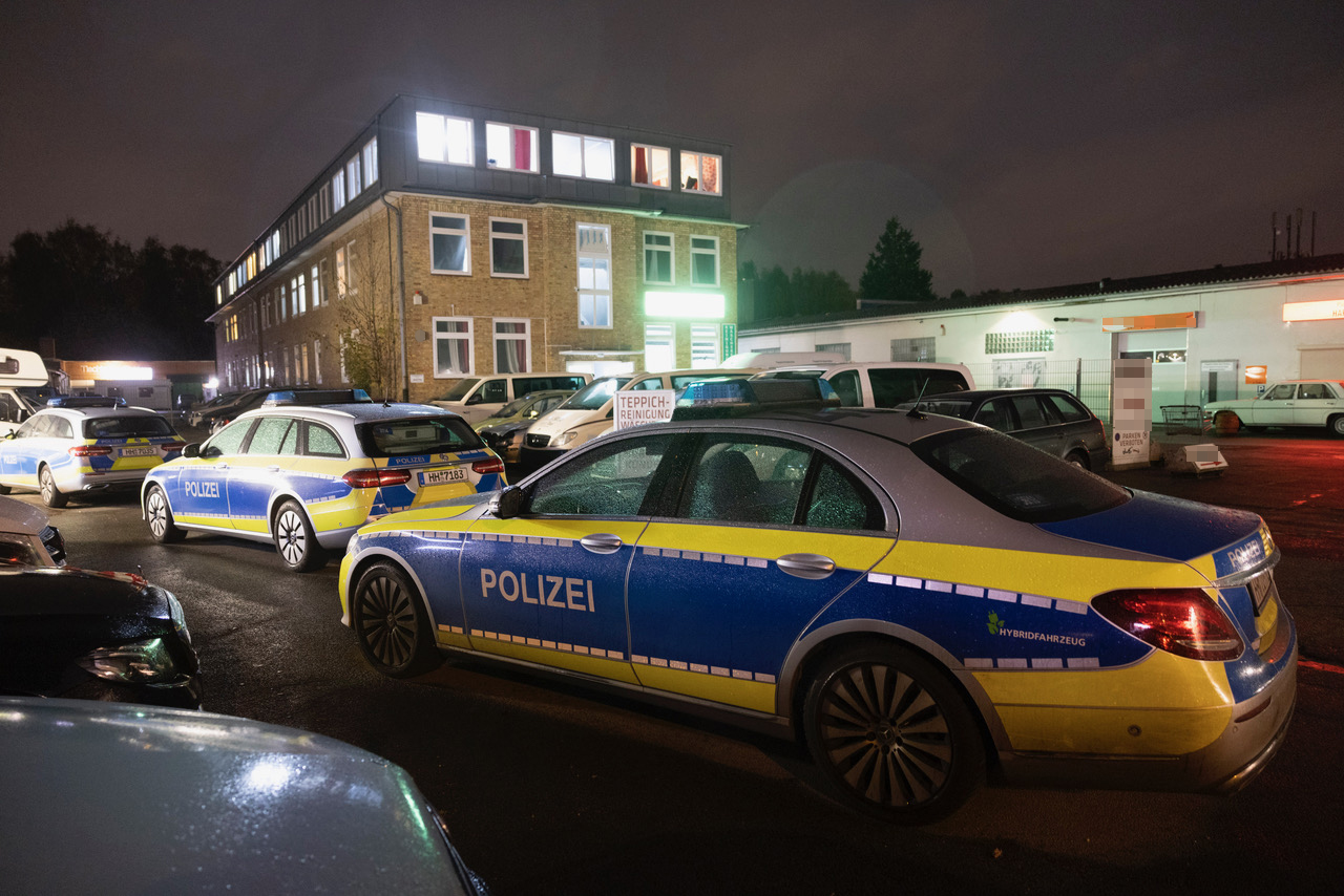 Großeinsatz in der Ahrensburger Straße. Die Polizei räumte die gesamte Unterkunft.