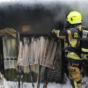 Schuppen mit Gasflaschen brennt – Explosionsgefahr