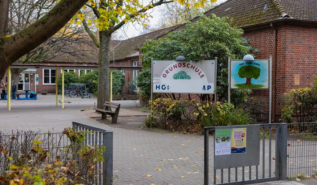Blick auf die Grundschule Hohnerkamp, wo ein Mann Kinder angesprochen haben soll