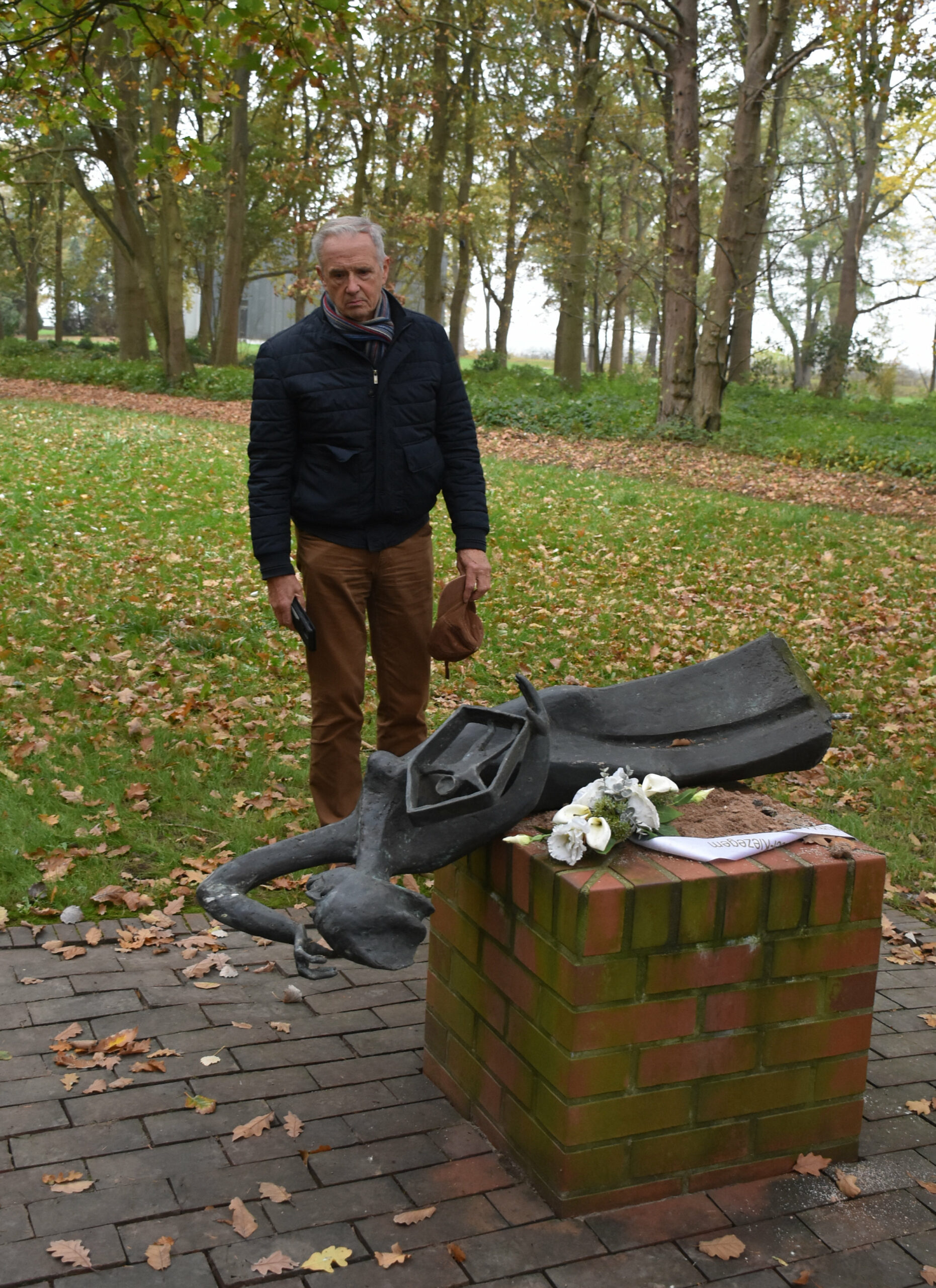 Die umgestoßene Statue im Gedenkhain der KZ-Gedenkstätte Neuengamme.