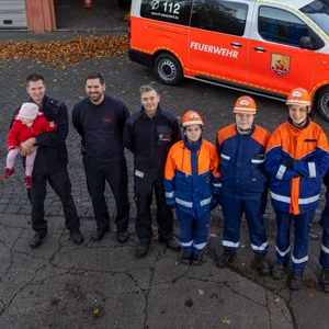 Die Alsterdorfer Löschzwerge vor ihrem Mannschaftswagen
