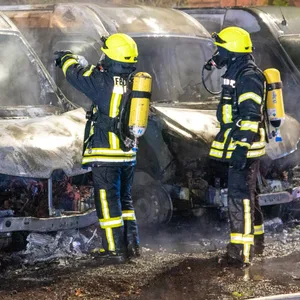 Mehrere Transporter im Norden in Flammen – Löschwasser gefriert
