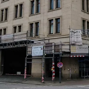 Das Gerüst am Neuen Jungfernstieg 21 (Ecke Esplanade).