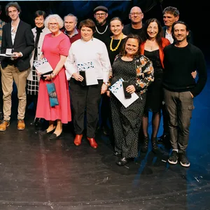 Menschen auf der Bühne