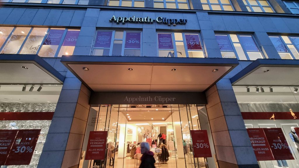 Hamburger Filiale von Appelrath-Die „Appelrath-Cüpper“-Filiale kurz vor der Schließung. mit roten Schildern im Schaufenster