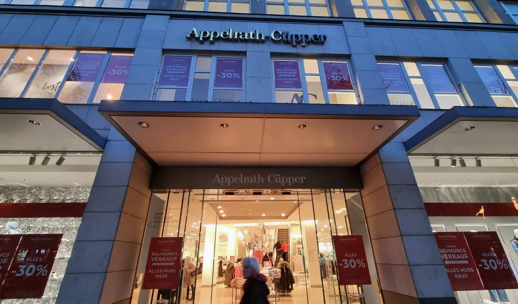 Hamburger Filiale von Appelrath-Cüpper mit roten Schildern im Schaufenster