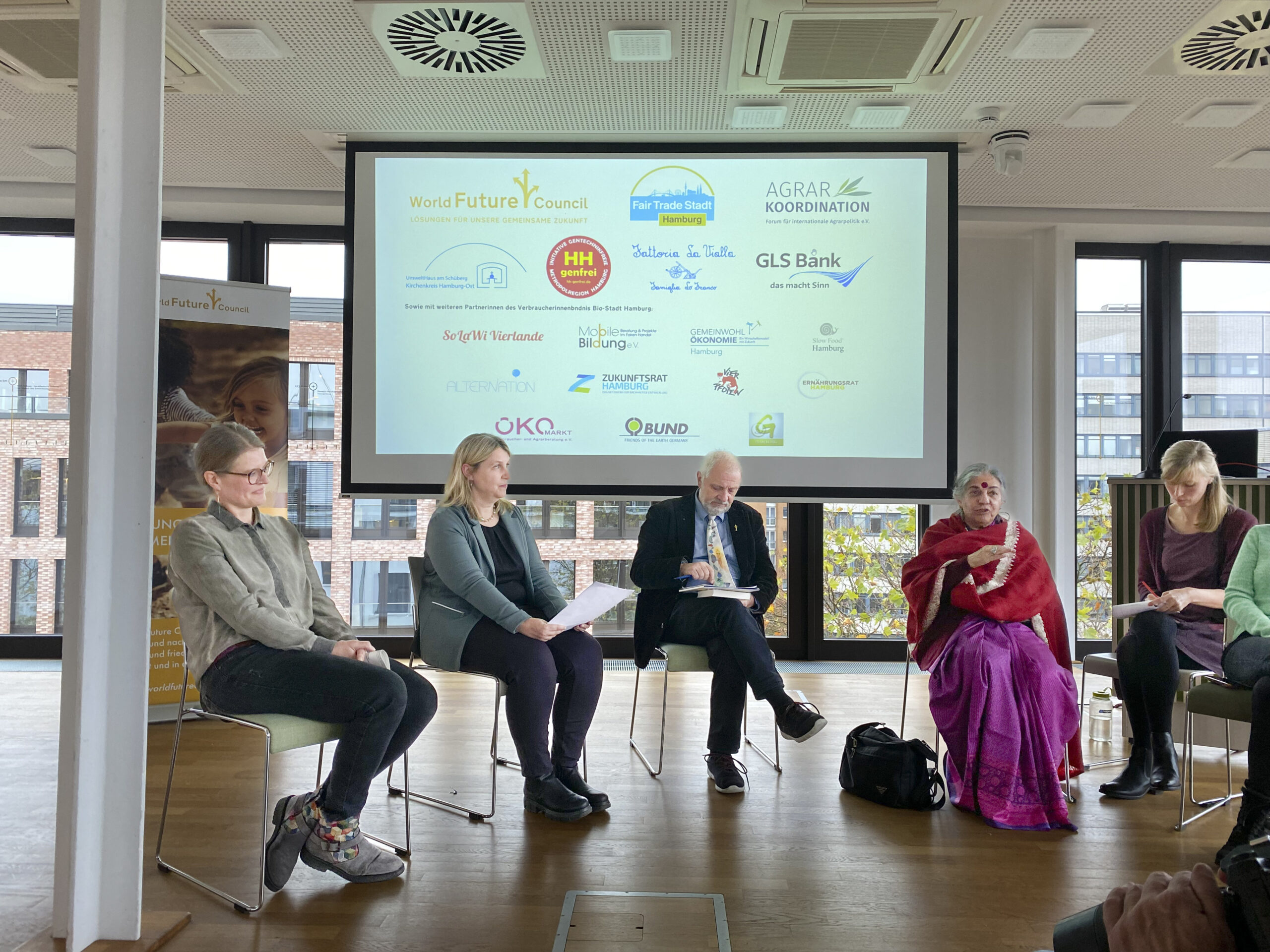 Bei ihrem Besuch am Freitag hat Vandana Shiva ein Verbraucherbündnis unterstützt, das ein nachhaltigeres Essensangebot in Hamburgs öffentlichen Einrichtungen fordert.