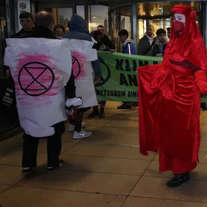 Klimaaktivisten demonstrieren an der Europapassage gegen das Konsumverhalten zum Black Friday.