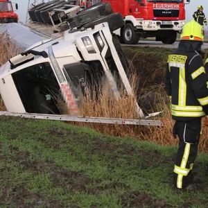 Ein Milchlaster ist am Samstagvormittag auf der B5 bei Heide umgekippt.