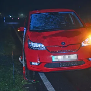 Der Skoda-Fahrer erfasste die Frau, die sich aus noch unbekannten Gründen auf der Fahrbahn befand.