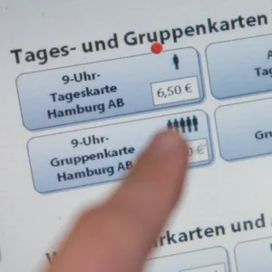 Blick auf den Bildschirm von einem HVV-Fahrkartenautomaten.