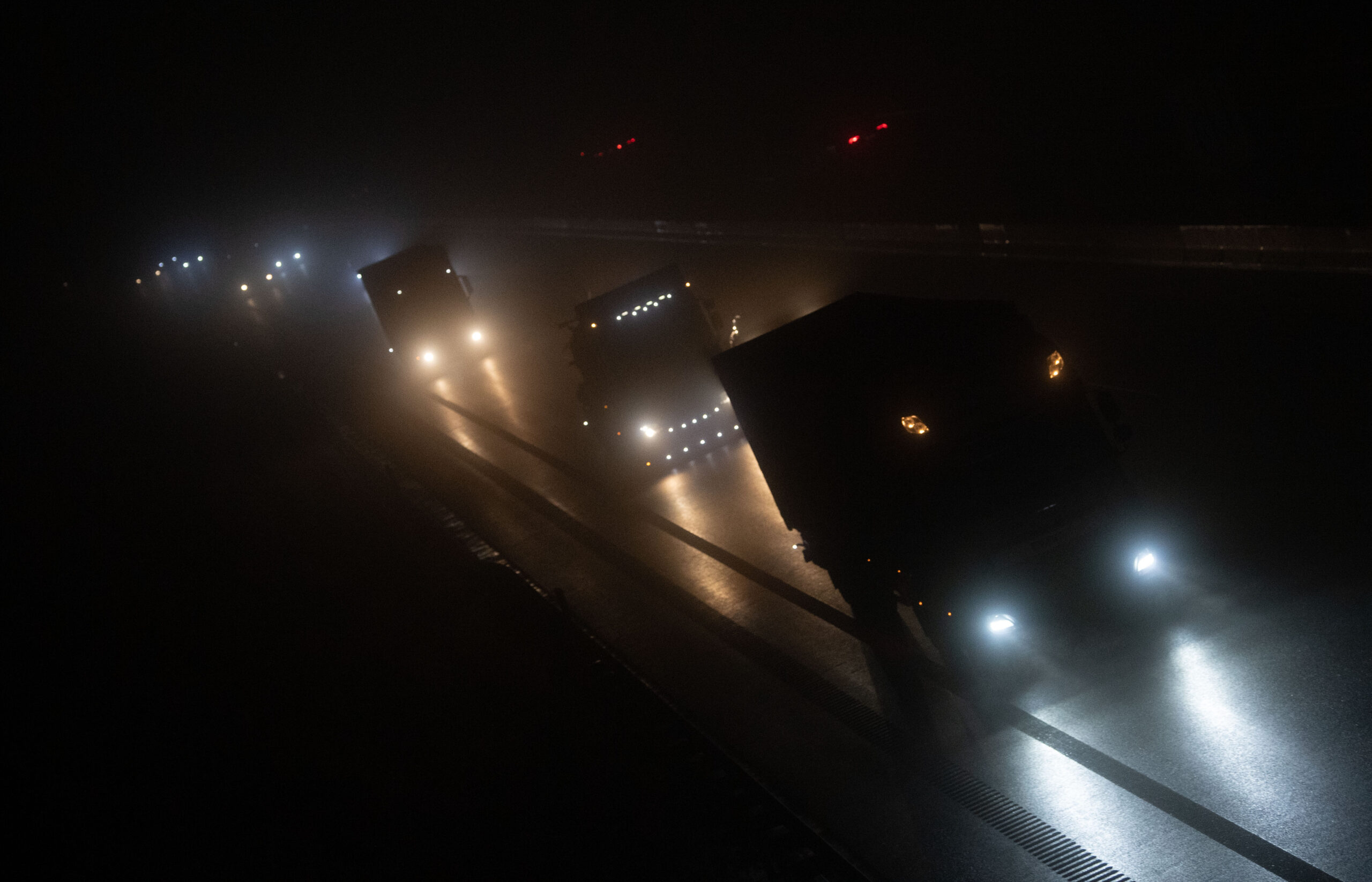 Nebelige Autobahn bei Nacht