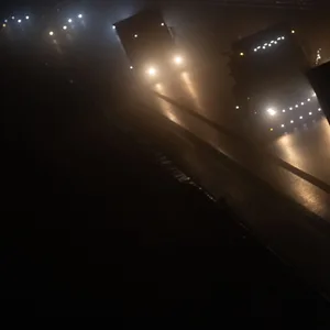 Nebelige Autobahn bei Nacht