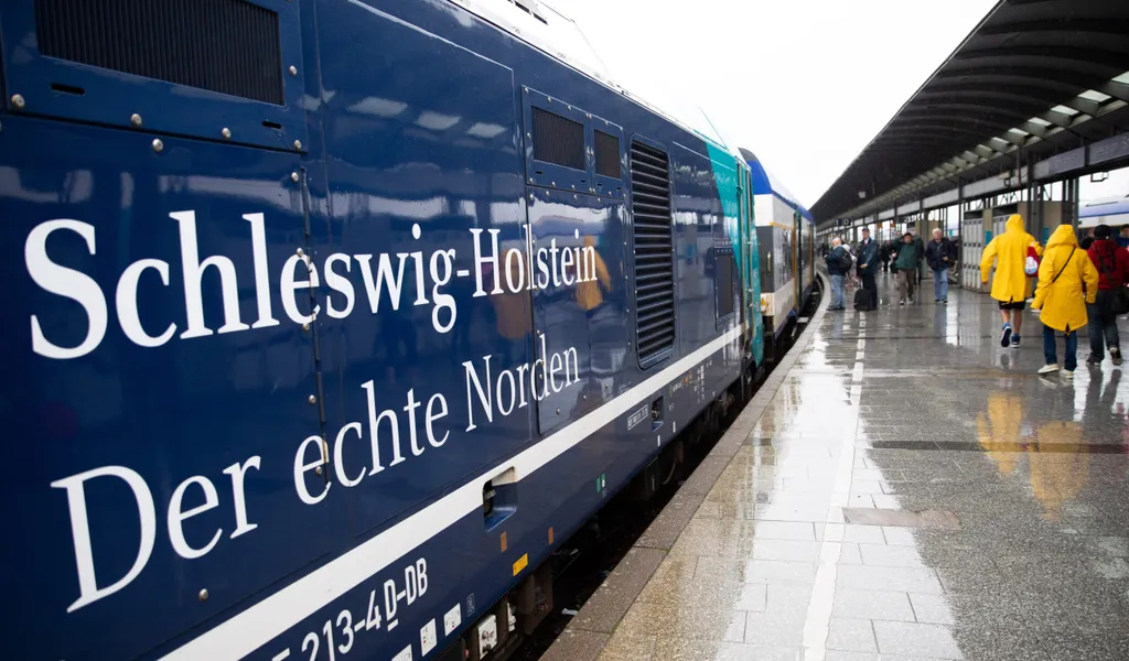 Regionalzug mit Schleswig-Holstein-Aufdruck am Bahnhof