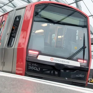 Eine U-Bahn am Bahnhof