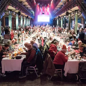 Obdachlose und Bedürftige bei der Weihnachtsfeier in der Fischauktionshalle