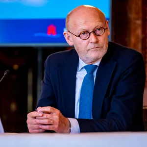 Michael Westhagemann (parteilos) gibt sein Amt als Wirtschaftssenator in Hamburg aus gesundheitlichen Gründen auf.