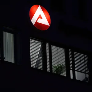 Die Arbeitsagentur in Bergen alarmierte am Mittwoch der Polizei, nachdem eine 35-Jährige mit einer Bombe drohte (Symbolfoto).