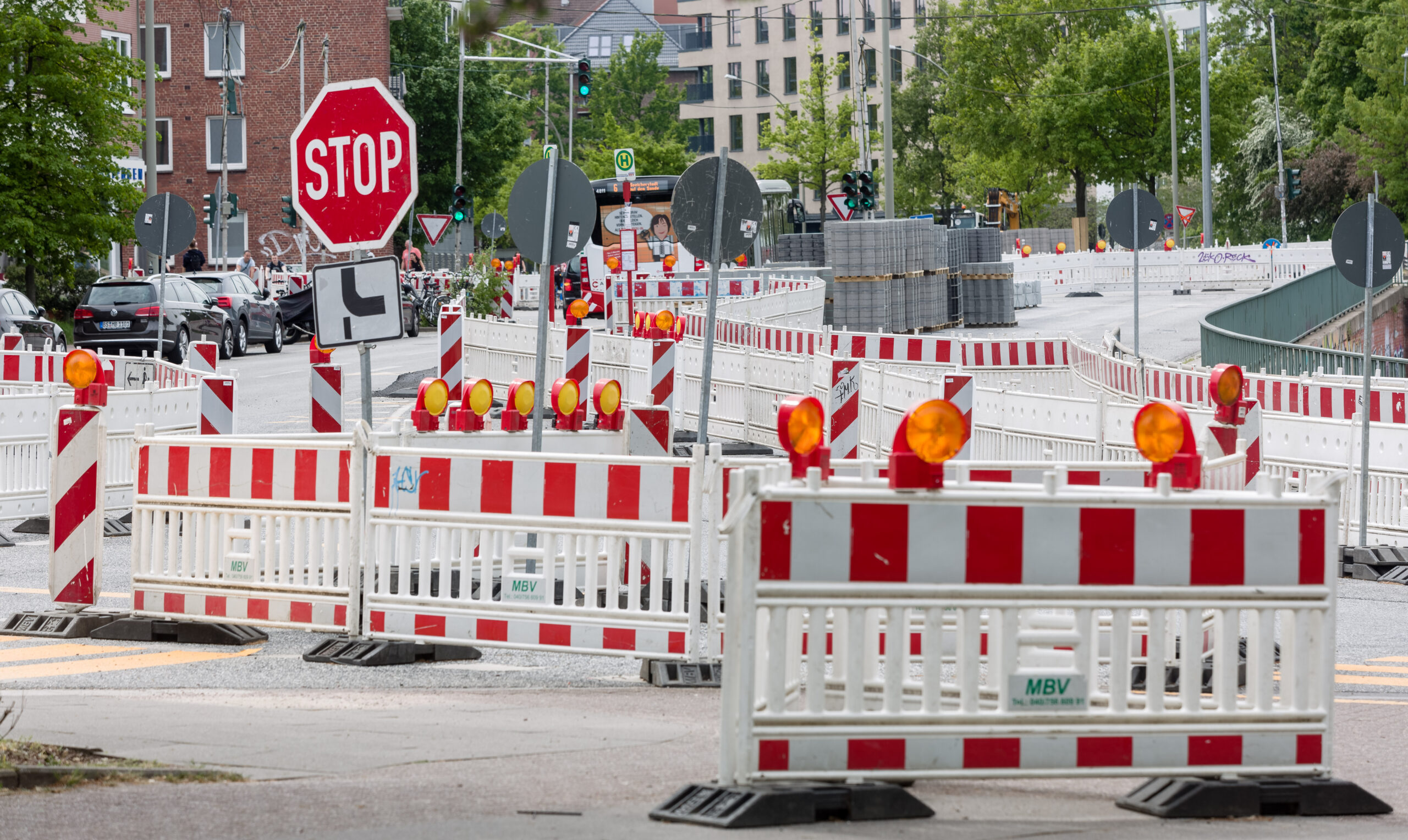 Hamburger Straßenkreuzung mit rot-weißen Absperrbaken: Seit 2020 wurden in Hamburg bereits 569 Kilometer Straßen saniert. (Archivbild)