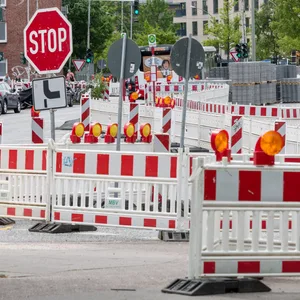 Hamburger Straßenkreuzung mit rot-weißen Absperrbaken: Seit 2020 wurden in Hamburg bereits 569 Kilometer Straßen saniert. (Archivbild)