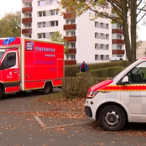 In einem Hochhaus in Lurup wurde eine Frau verprügelt und schwer verletzt.