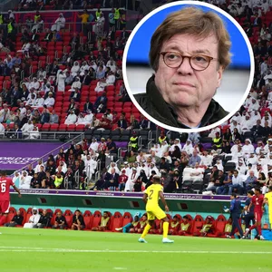 Bela Rethys Porträt ist eingefügt auf einem Foto des Stadions in Doha, das beim Spiel Katar gegen Ecuador kaum gefüllt ist