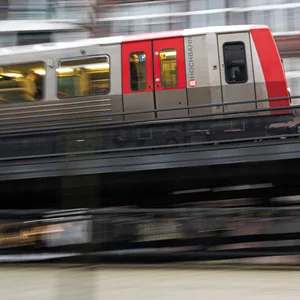 Eine U-Bahn fährt über eine Brücke