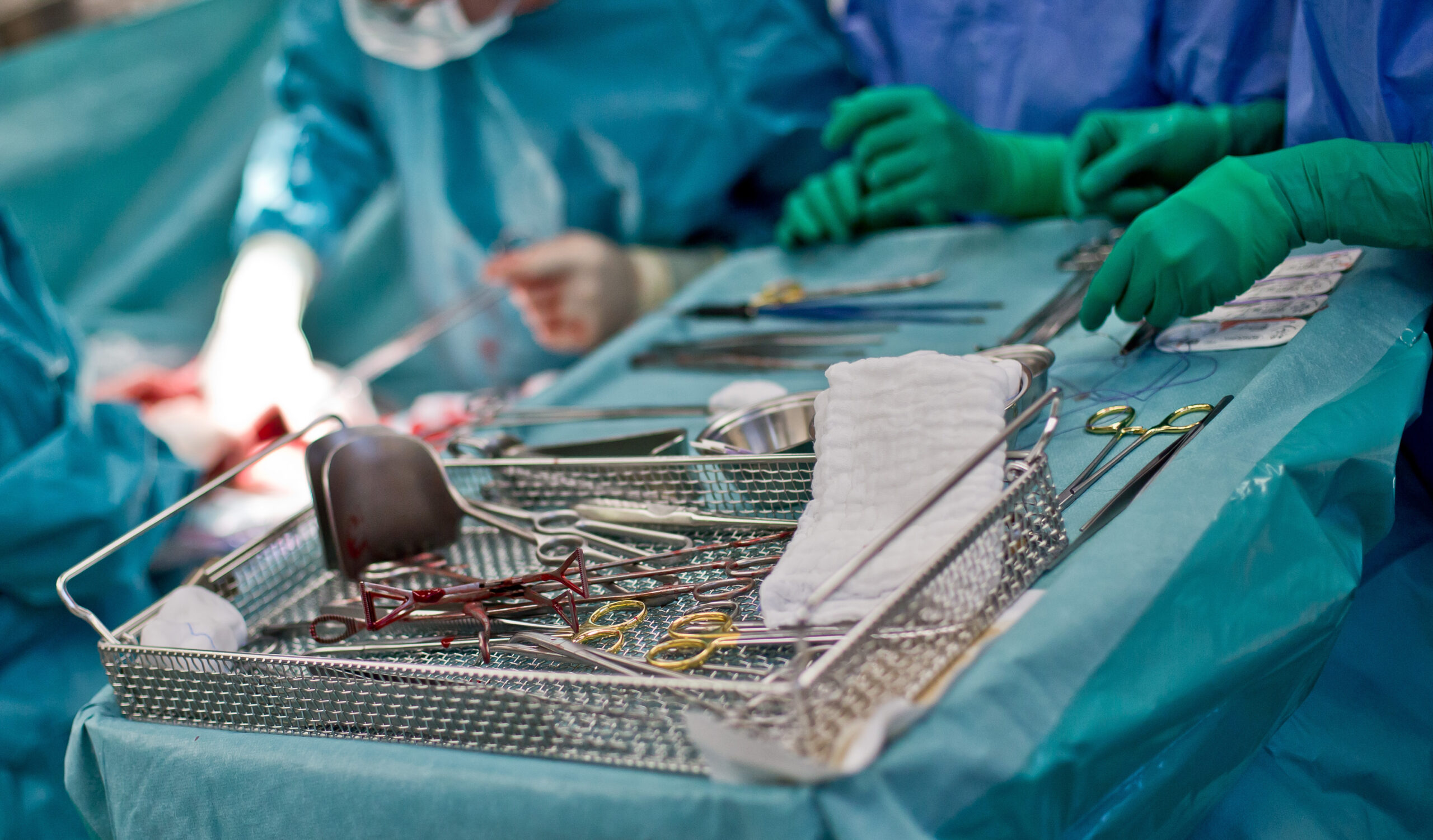 Chirurgische Instrumente auf einem OP-Tisch