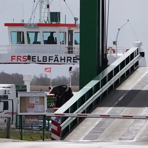 Giftalarm auf Fähre nahe Hamburg – Fährverkehr stundenlang gesperrt