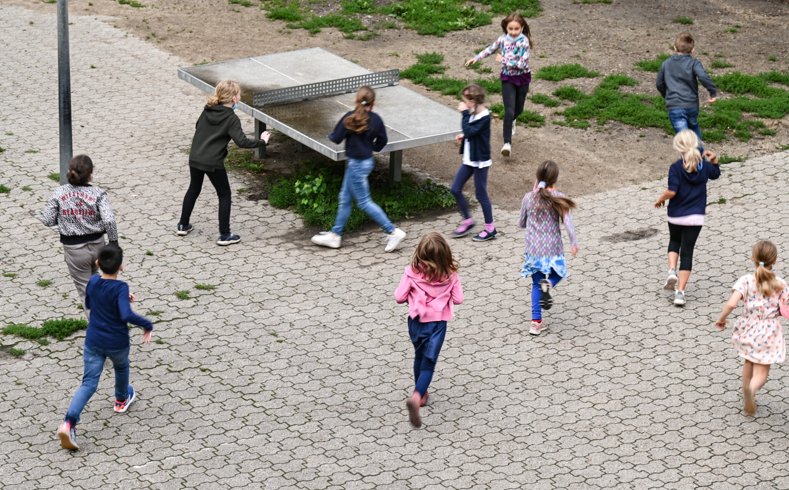 Schüler spielen auf einem Schulhof (Symbolfoto).