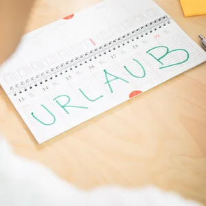 In einen Kalender wird Urlaub eingetragen.