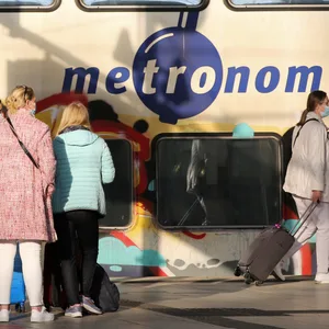 Menschen am Bahnhof vor einem Metronom