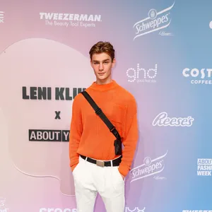 Model Luca Heubl zeigt wie die moderne Herrenhandtasche getragen wird.