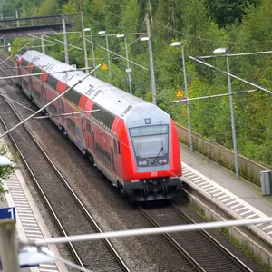 Eine Regionalbahn fährt in den Bahnhof Ahrensburg-Gartenholz ein. Dieser wird für die S4 abgerissen und neu gebaut.