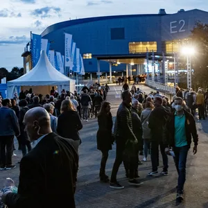 Besucher des Konzerts von Roland Kaiser stehen in langen Schlangen an Kontrollstellen vor der Barclays Arena