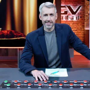 Der Entertainer Sebastian Pufpaff sitzt nach der Aufzeichnung der ersten Sendung der wieder aufgenommenen ProSieben-Comedyshow «TV total» im Studio.